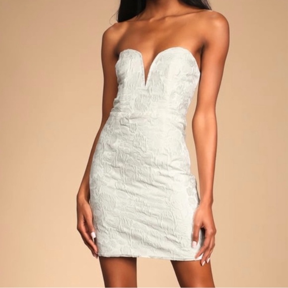 Lulus Dresses & Skirts - NWT Lulu’s White Floral Jacquard Strapless Dress